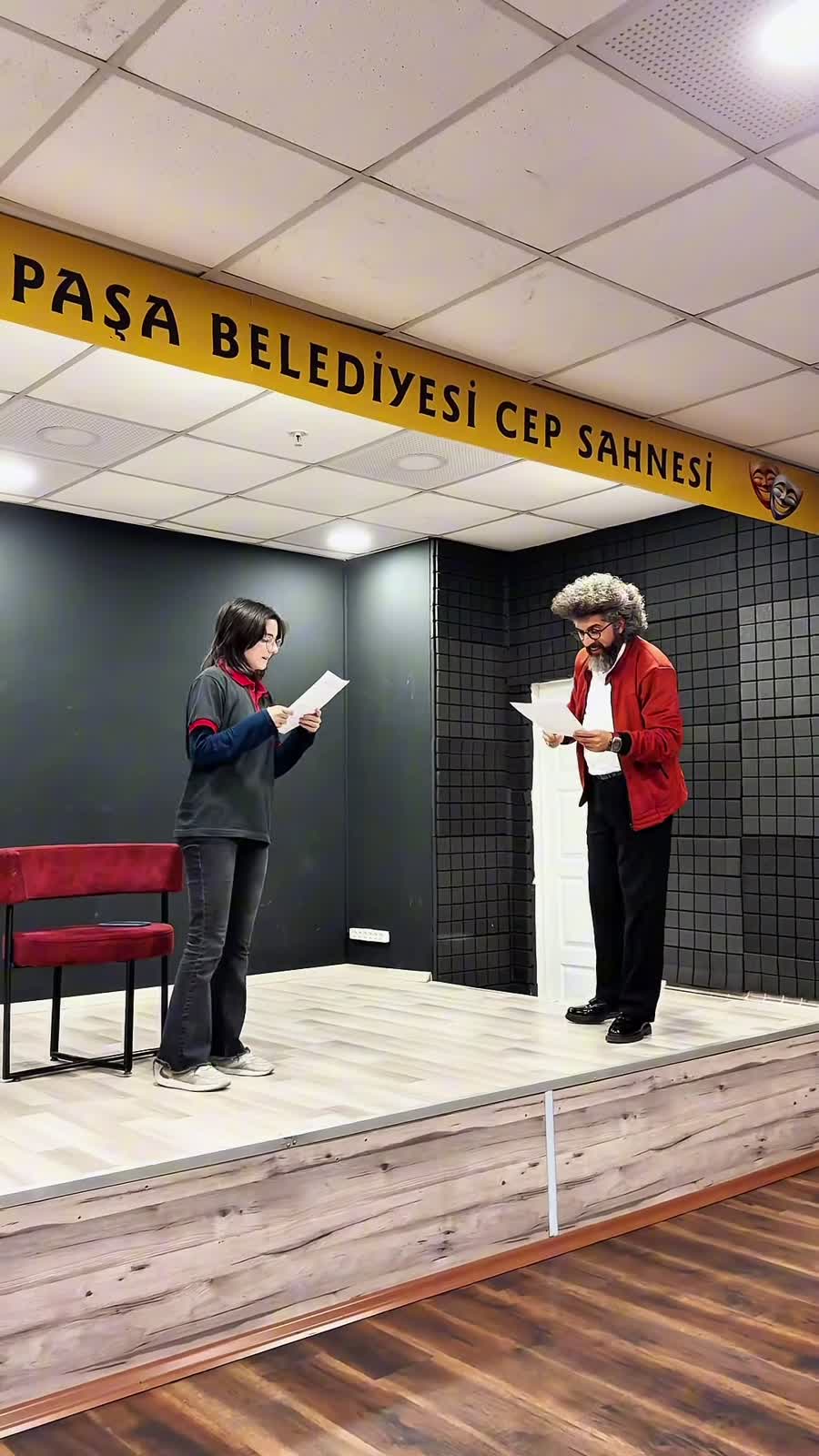 İlyas Çağlayan bir öğrenciyle sahnede metin çalışıyor