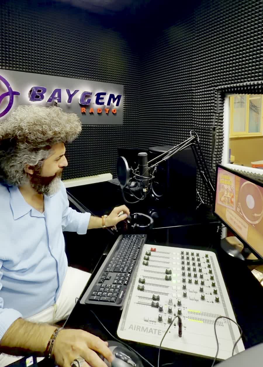 İlyas Çağlayan Baygem Radyo stüdyosunda