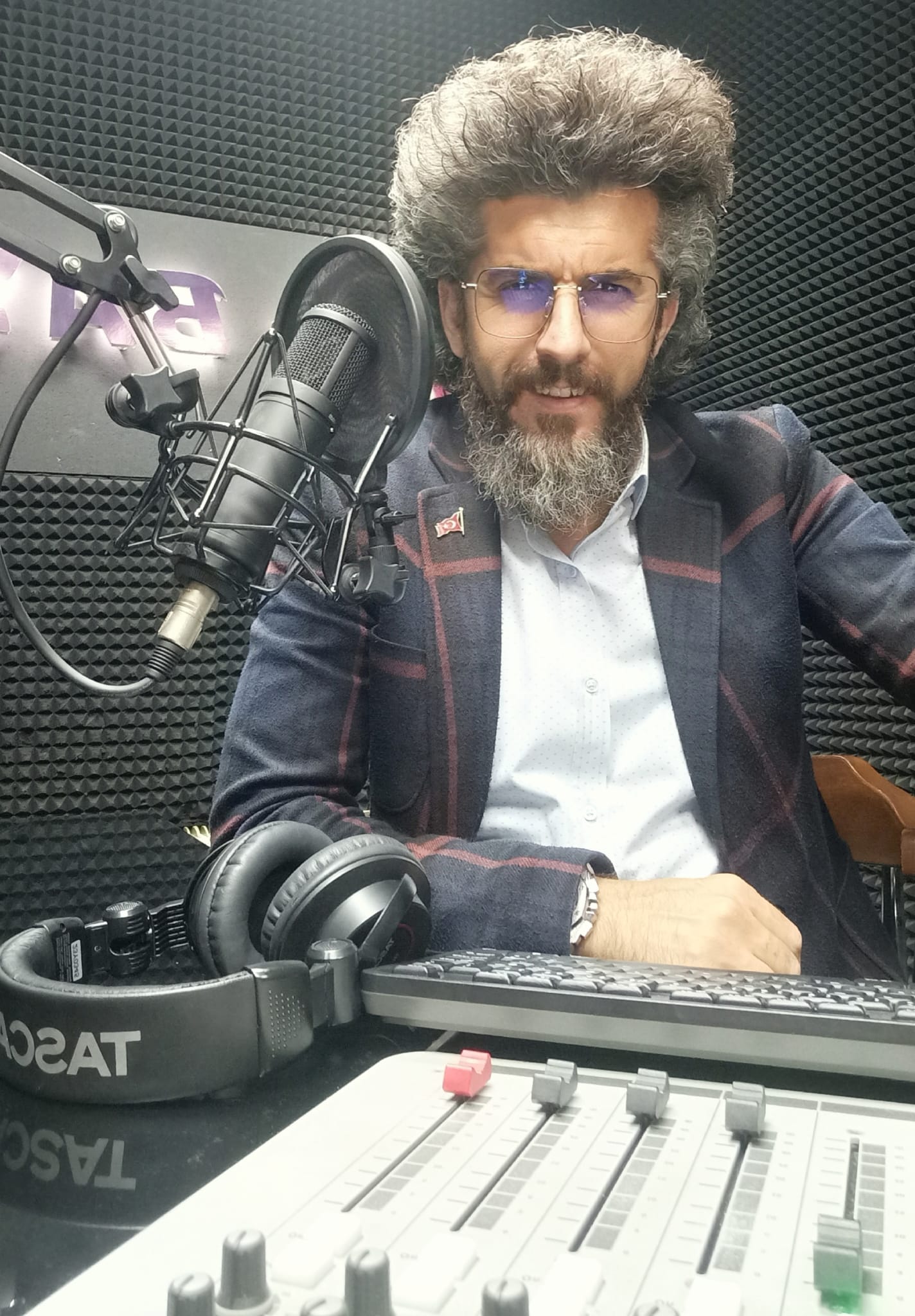 İlyas Çağlayan, radyo stüdyosunda — kişisel arşiv portresi