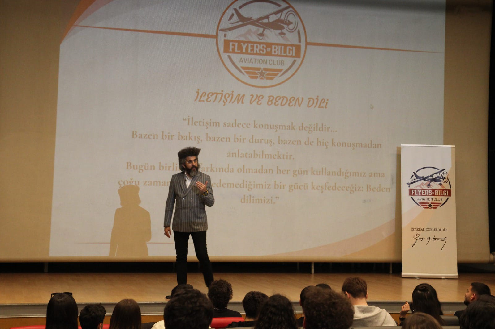İlyas Çağlayan bir salonda iletişim eğitimi verirken