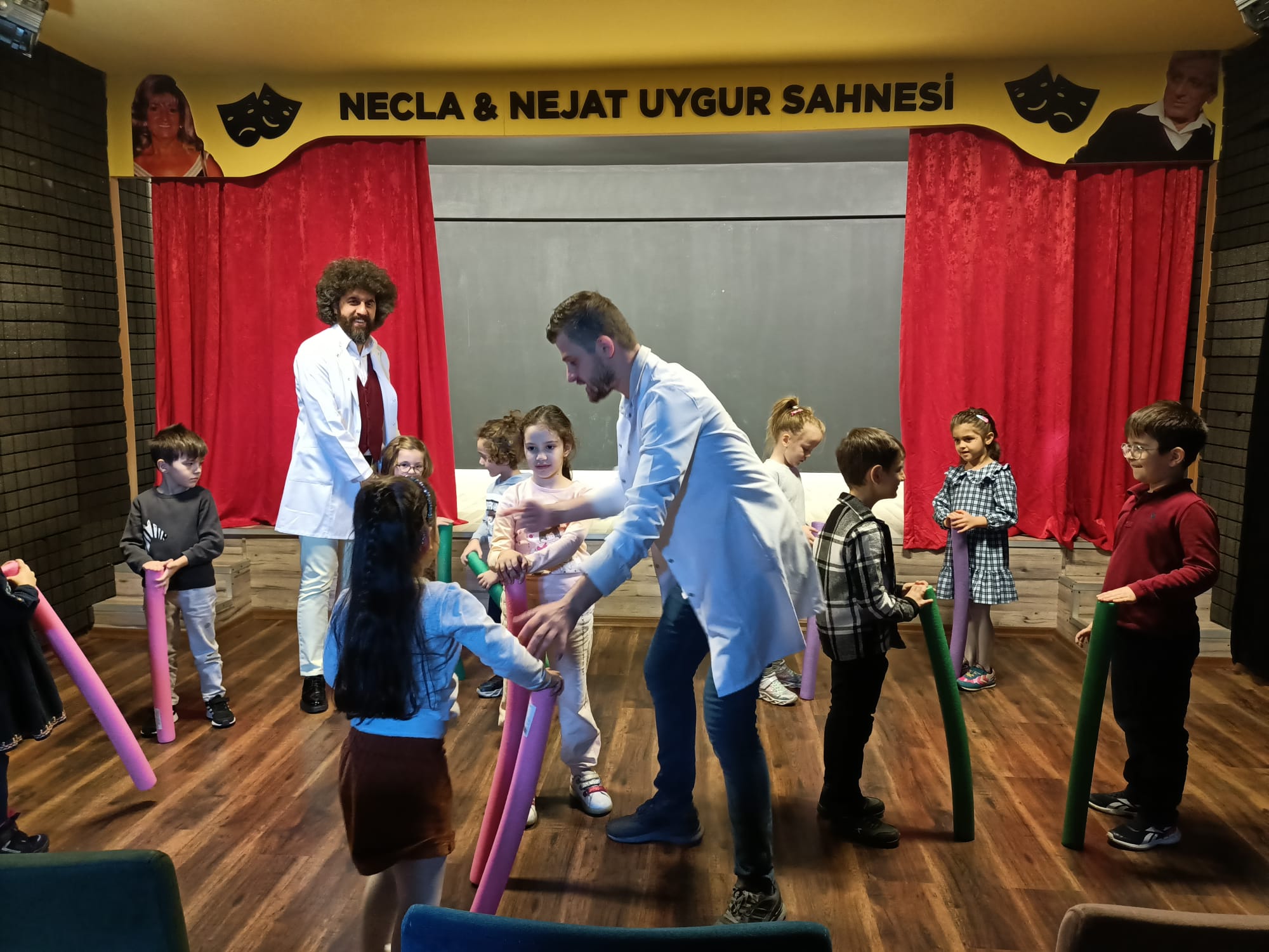 Çocuklarla sahnede drama çalışması