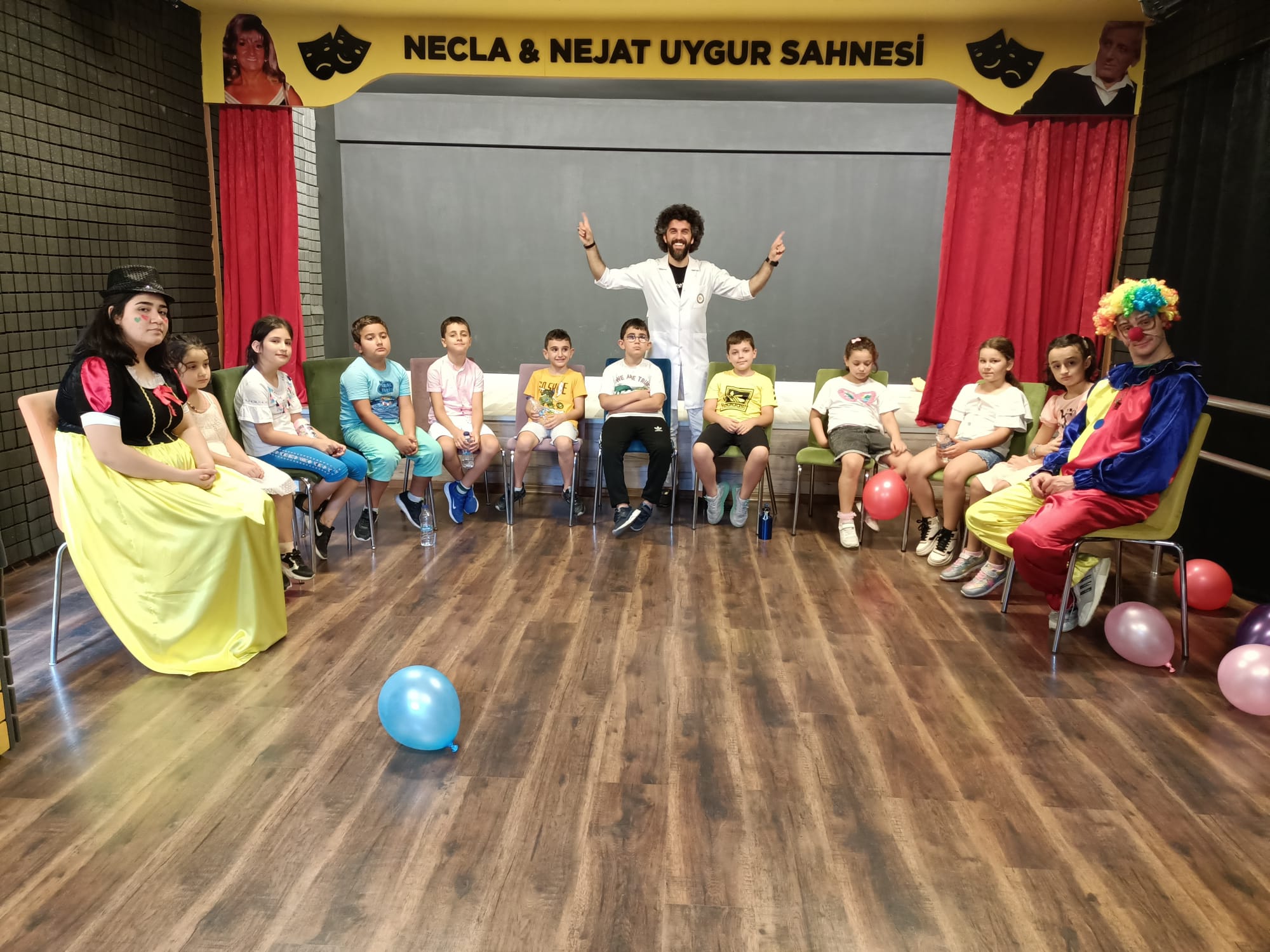 Tiyatro atölyesinde katılımcıların bir araya geldiği sahne çemberi