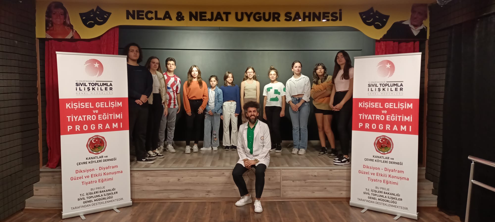 Atölye katılımcılarıyla sahnede toplu fotoğraf