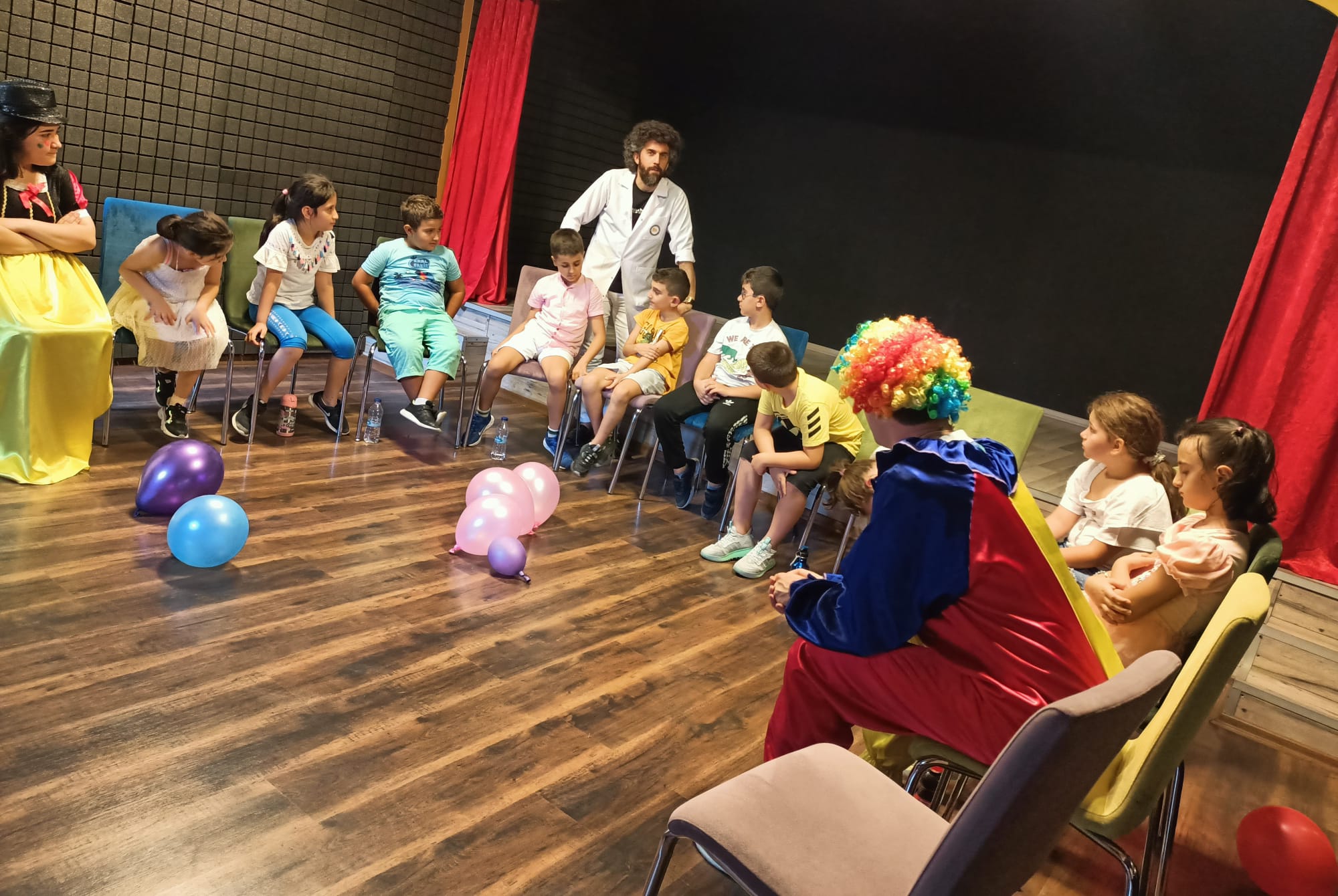İlyas Çağlayan, tiyatro atölyesinde çocuklarla bir sahne çalışmasında