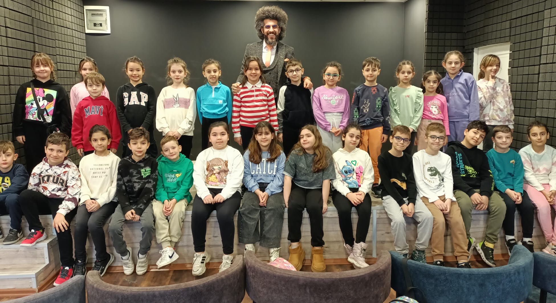 İlyas Çağlayan, tiyatro atölyesinde öğrencileriyle birlikte