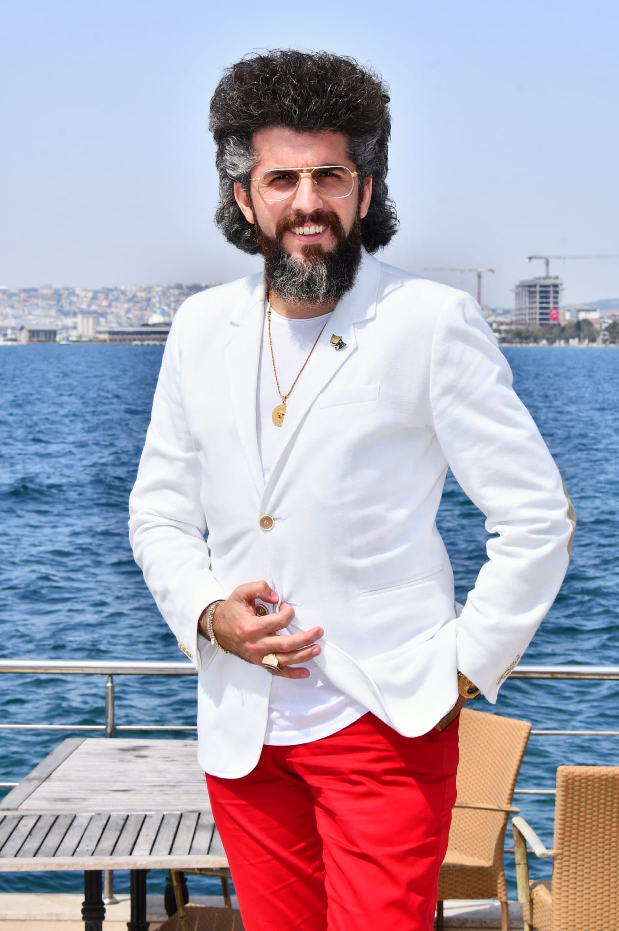 İlyas Çağlayan’ın İstanbul’da açık havada çekilmiş portresi